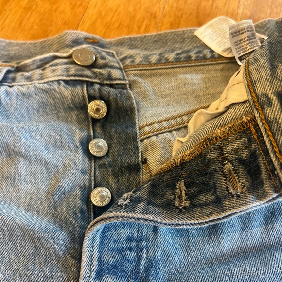 Levi’s frayed denim short with 5 in inseam - Picture 2 of 4